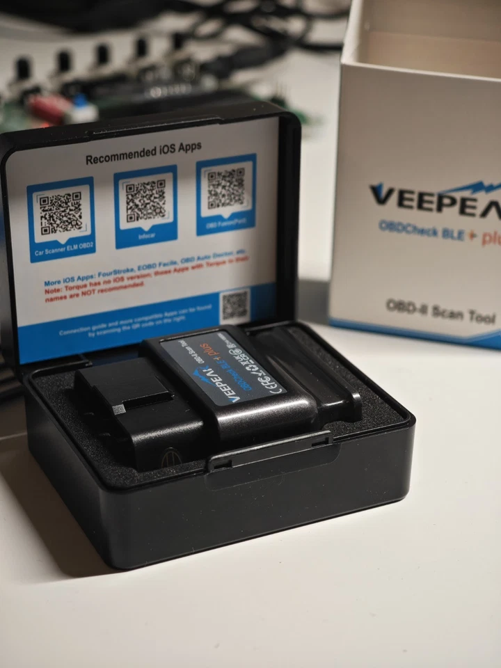 Geöffnete Verpackung eines Veepeak OBDCheck BLE+ mit Kurzanleitung im Deckel